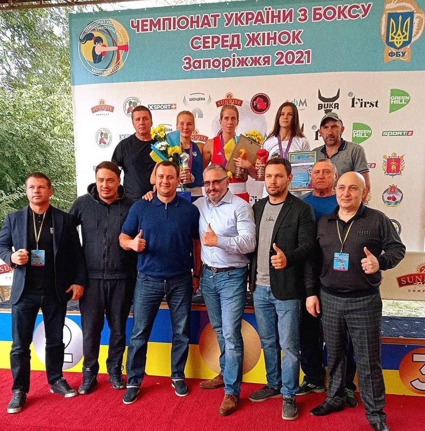 Нагородження. Каріна Вовк у верхньому ряду друга зправа